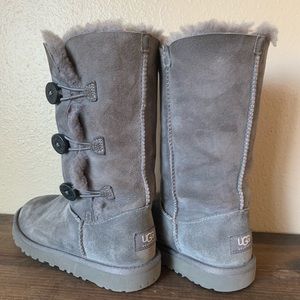 UGG triple button Bailey boot. Grey